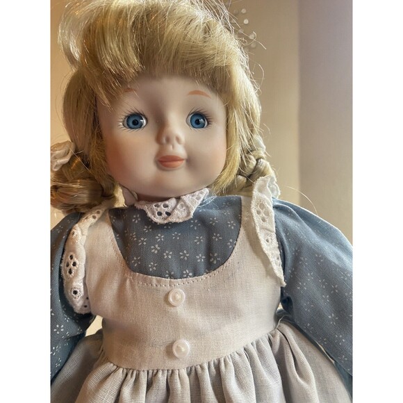 Lot 2 Dolls Porcelain Cloth Blonde Blue Eyes Girl Melanie Musical Pinafore Apron - Picture 4 of 10
